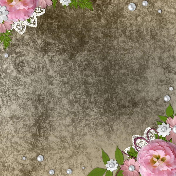Винтажный бежевый фон с розовыми розами, жемчугом и кружевами — стоковое фото