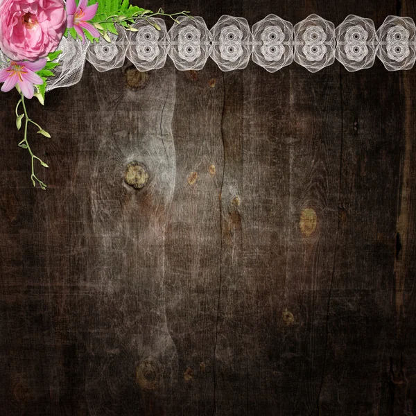 Άσπρα δαντέλλα και λουλούδια στο ξύλινο πλαίσιο — Φωτογραφία Αρχείου