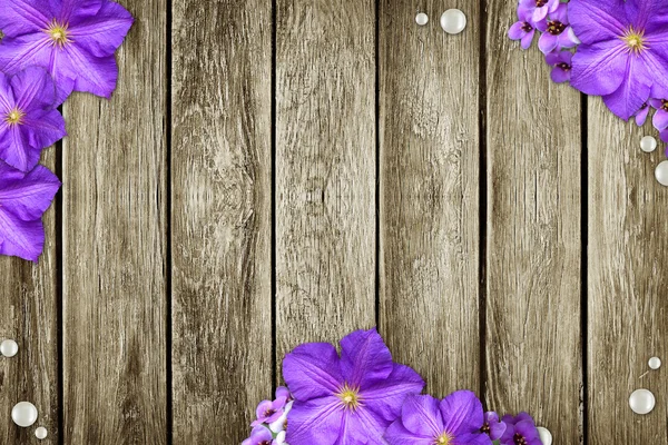 Grunge ξύλο παρασκήνιο με λουλούδια — Φωτογραφία Αρχείου