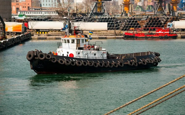 Vlečný člun v přístavu — Stock fotografie
