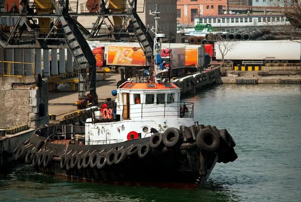 Vlečný člun v přístavu — Stock fotografie