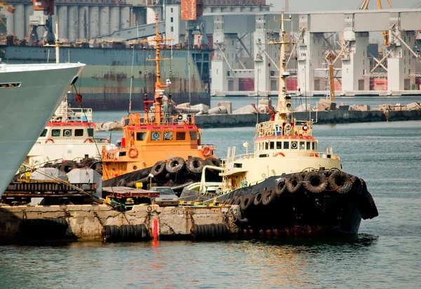 Tři remorkér lodě v přístavu — Stock fotografie