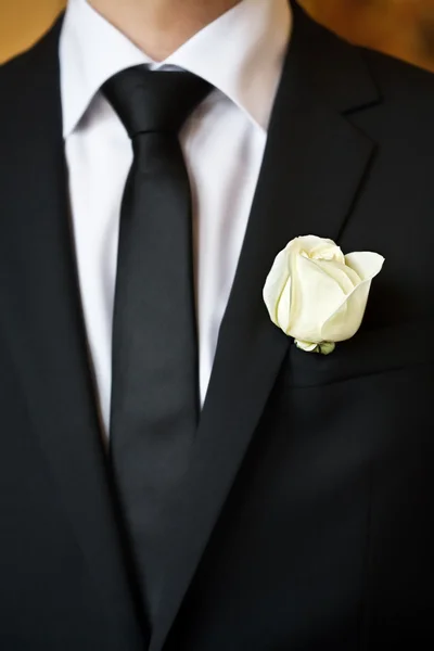 Rose op het kostuum van de bruidegom — Stockfoto