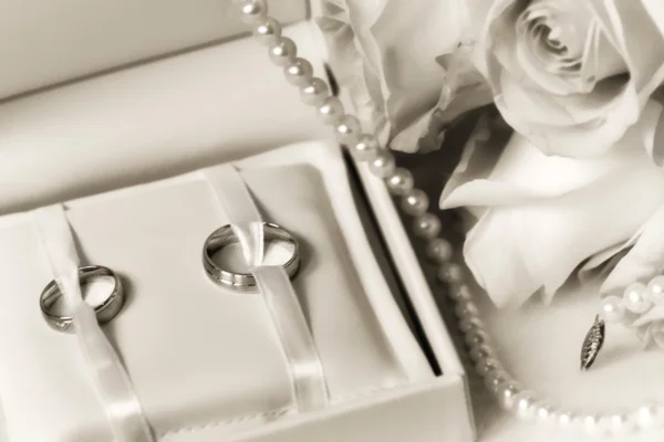 Anneaux de mariage dans une boîte avec bouquet — Photo