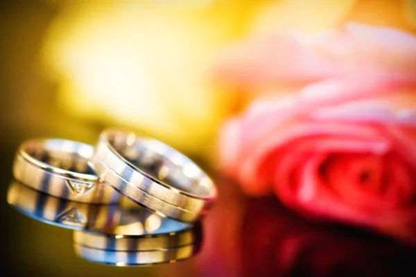 Обручальные кольца с букетом — стоковое фото