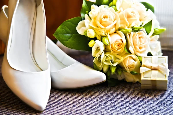 Obrączki ślubne, bukiet i wysokie buty pięty — Zdjęcie stockowe