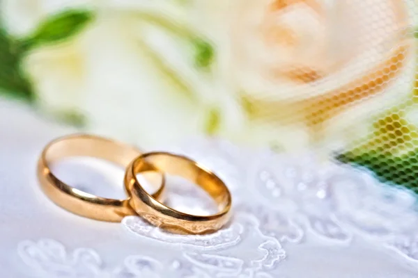 Huwelijksringen met boeket — Stockfoto