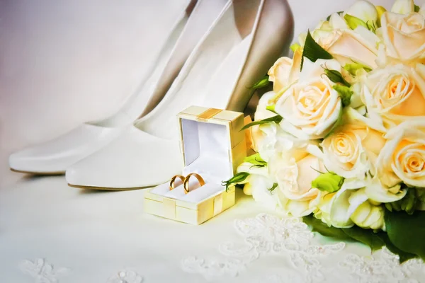 Anelli nuziali con bouquet e scarpe con tacco alto — Foto Stock