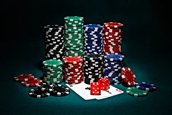 Chips para poker com par de ases e dados — Fotografia de Stock