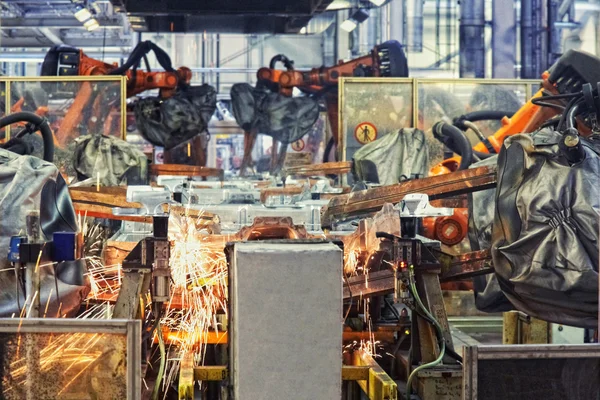 Roboter in einer Autofabrik Stockbild