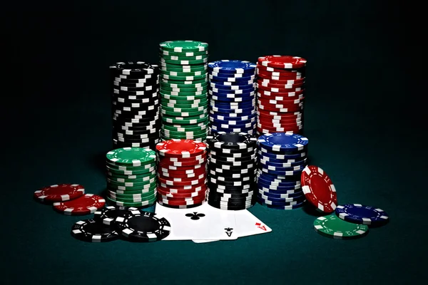 Fichas para póquer con un par de ases — Foto de Stock