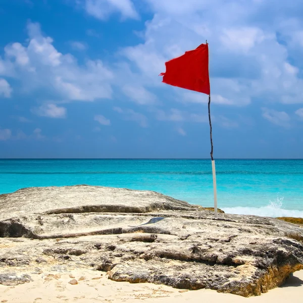 Rødt flagg på stranden i Cancun – stockfoto