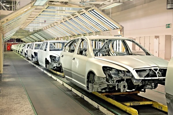Carros em uma fileira na fábrica de carros — Fotografia de Stock