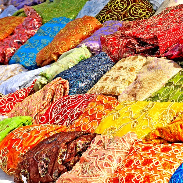 Текстиль на тунисском рынке — стоковое фото