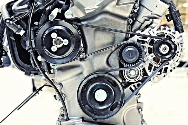 Pulegge con cintura nel motore dell'auto — Foto Stock