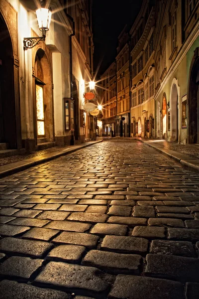 Ruelle étroite avec des lanternes à Prague la nuit — Photo