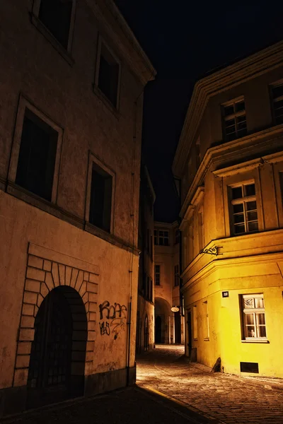 Светящийся таинственный узкий переулок ночью — стоковое фото