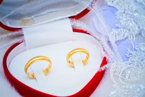 Anelli di nozze dorati in una scatola — Foto Stock