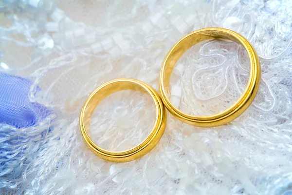레이스에 황금 결혼 반지 — 스톡 사진