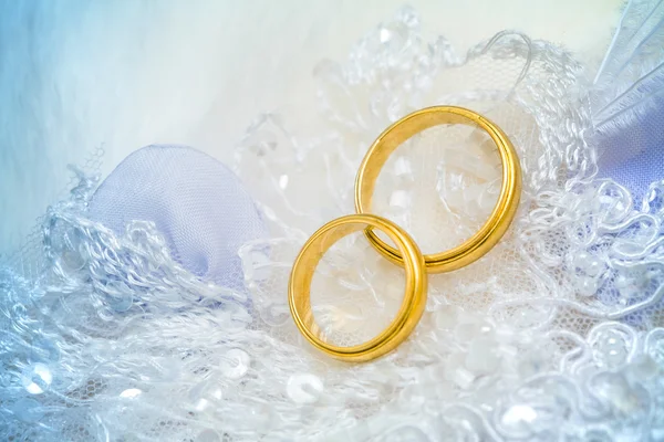 Golden wedding rings on lace — Stock Photo, Image