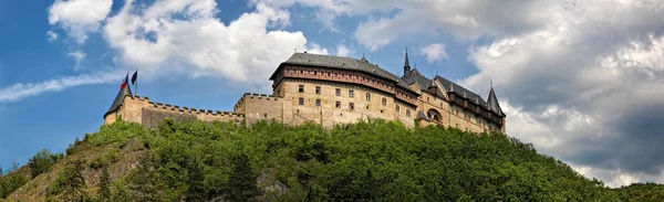 Панорамний вид на замок Karlstejn, Чеська Республіка — стокове фото