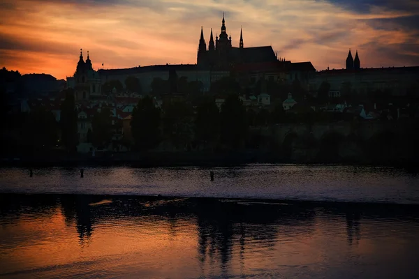 Silueta Pražského hradu při západu slunce světlo — Stock fotografie