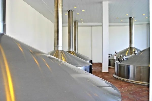 Cervejaria boêmia com tanques de aço inoxidável — Fotografia de Stock