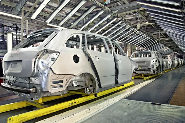 Bilar i rad på bilfabrik — Stockfoto
