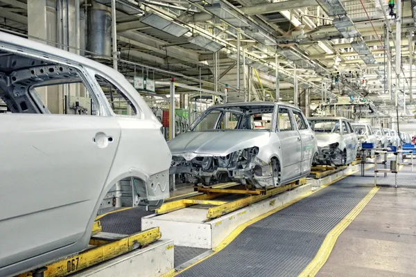 Economisch autoverhuur op een rij bij auto plant — Stockfoto