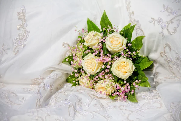 Весільний букет на весільній сукні — стокове фото