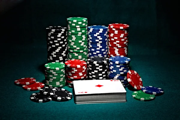 Chips voor poker met kaarten — Stockfoto