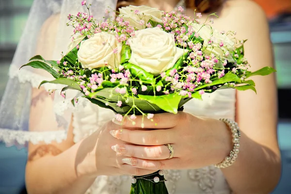 Bruid met haar bruiloft boeket — Stockfoto