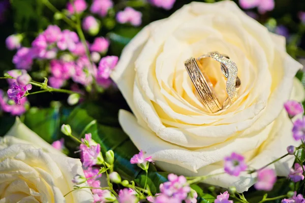 Anéis de casamento com buquê de rosas — Fotografia de Stock