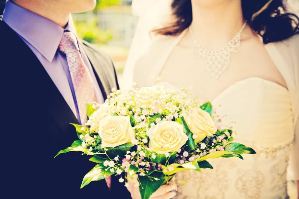 เจ้าสาวและเจ้าบ่าวพร้อมช่อดอกไม้แต่งงาน — ภาพถ่ายสต็อก