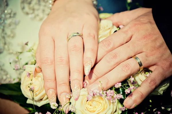 Mãos de noiva e noivo com buquê de casamento — Fotografia de Stock
