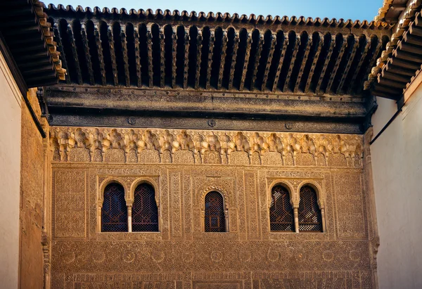 古代窗户的 comares 宫-阿罕布拉 — 图库照片
