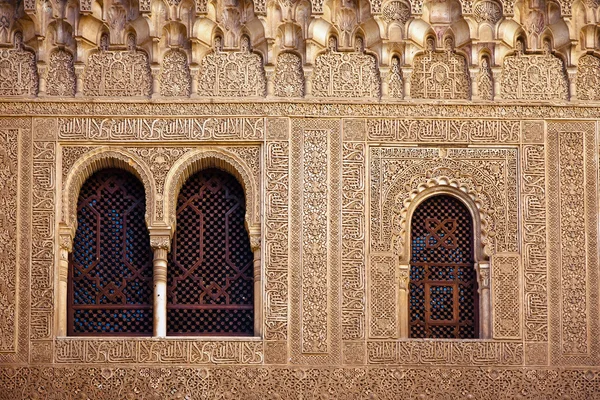 Staré windows comares paláce - alhambra — Stock fotografie
