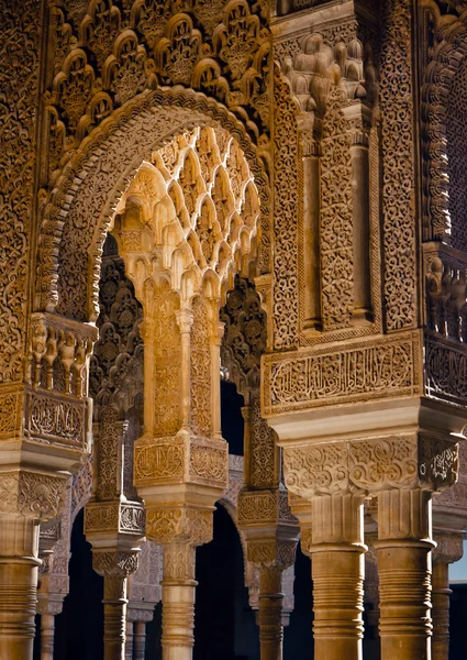 Kolumny na dziedzińcu Lwów - Alhambra / Hiszpania — Zdjęcie stockowe