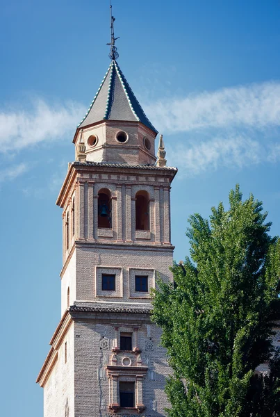 アルハンブラ、グラナダでの教会の塔/スペイン — ストック写真