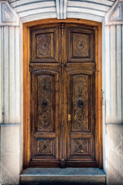 Декоративная дверь в Гранаде — стоковое фото