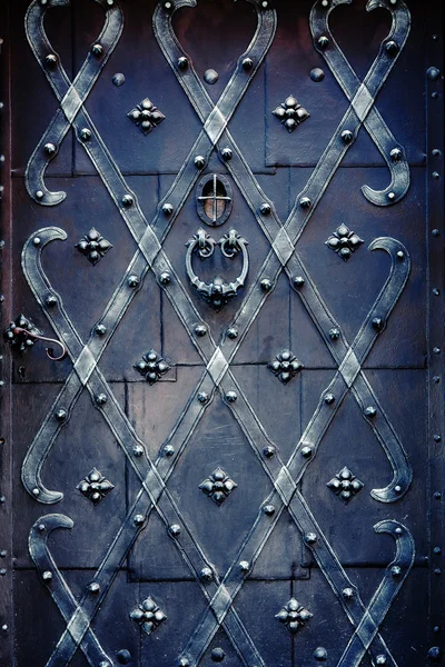 Украшенная железная дверь — стоковое фото