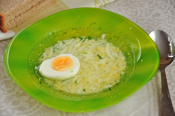 Brodo di pollo con uovo e aneto — Foto Stock
