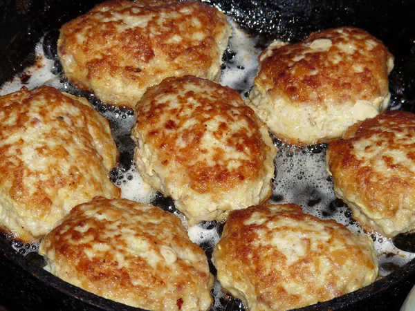 Carne patties sunt prăjite pe o griddle — Fotografie, imagine de stoc