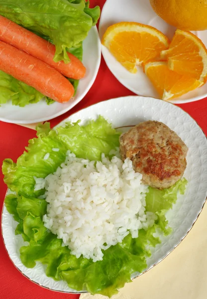 Home cooking, cutlet with rice and vegetables — Stock Photo, Image