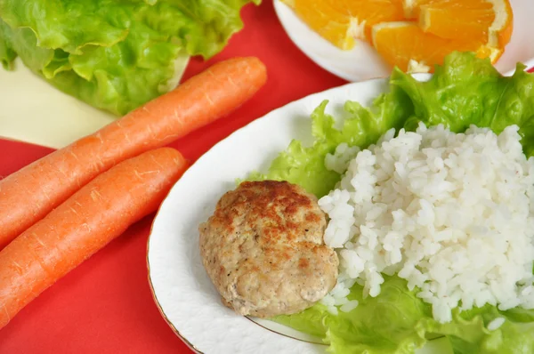 Hausmannskost, Schnitzel mit Reis und Gemüse — Stockfoto