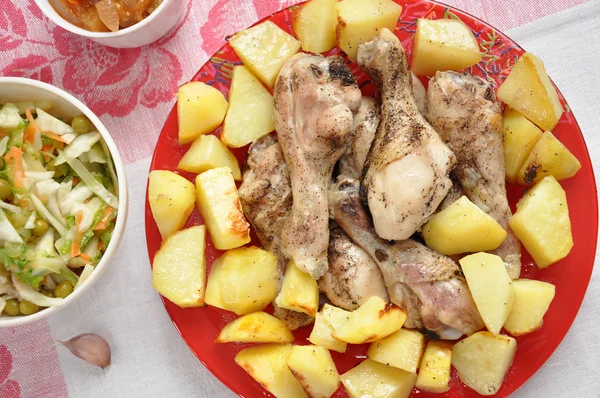 닭고기와 구운된 감자입니다. 가정 요리 — 스톡 사진