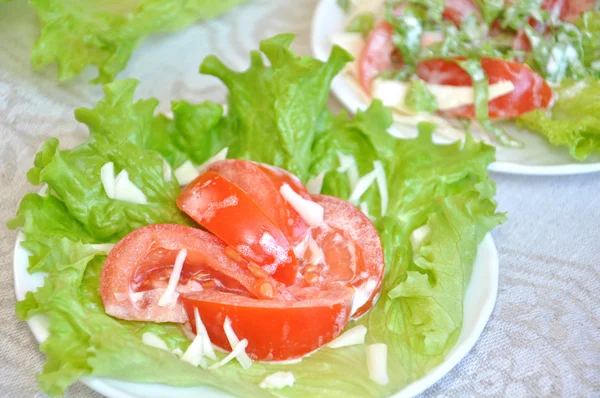 Rajčata s majonézou na listu hlávkového salátu — Stock fotografie