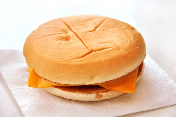 Peynir ile lezzetli bir sandviç — Stok fotoğraf