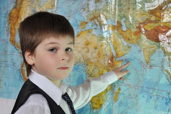 Çocuğun fiziksel dünya haritası eğitimi alıyor — Stok fotoğraf