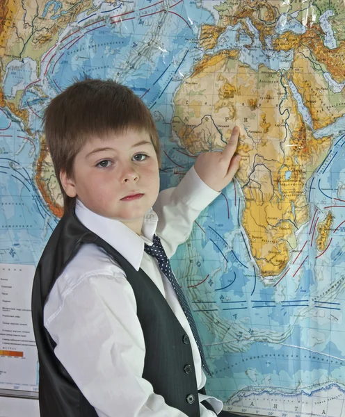 Çocuğun fiziksel dünya haritası eğitimi alıyor — Stok fotoğraf